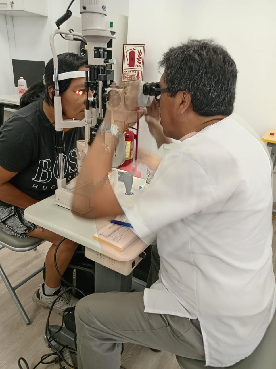 Especialista realizando una evaluación preventiva en la sede de una institución