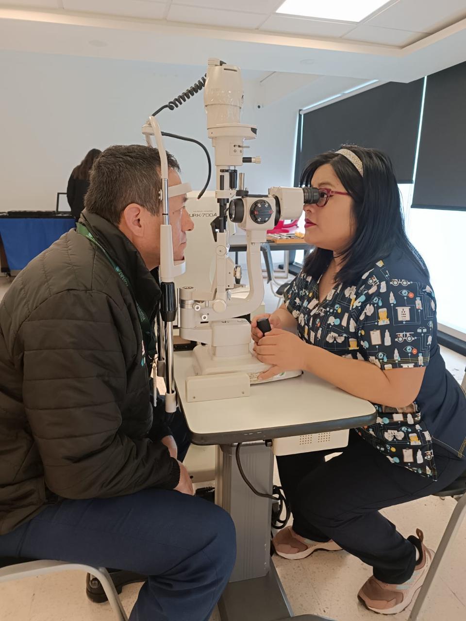 Especialista evaluando la salud visual de un colaborador